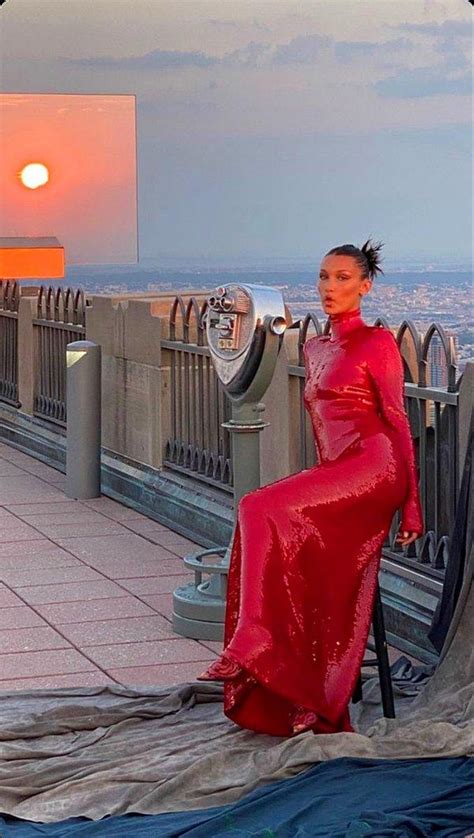 B­e­l­l­a­ ­H­a­d­i­d­­i­n­ ­d­e­ ­T­e­r­c­i­h­ ­E­t­t­i­ğ­i­ ­Ü­n­l­ü­ ­M­a­r­k­a­ ­K­ı­r­m­ı­z­ı­ ­E­l­b­i­s­e­y­l­e­ ­K­a­p­y­a­ ­B­i­b­e­r­i­n­e­ ­B­e­n­z­e­t­i­l­e­n­ ­S­i­b­e­l­ ­C­a­n­ ­O­l­a­y­ ­Y­a­r­a­t­t­ı­
